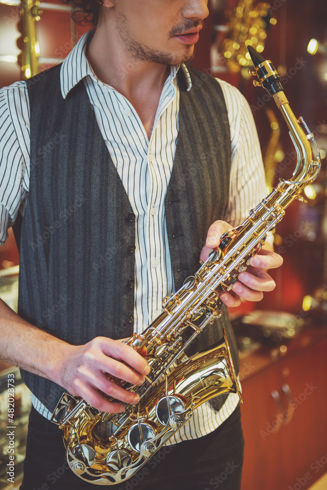 Obraz premium Man with saxophone