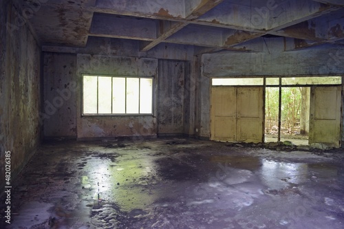 Fototapeta Naklejka Na Ścianę i Meble -  abandoned building in mumbai , india 