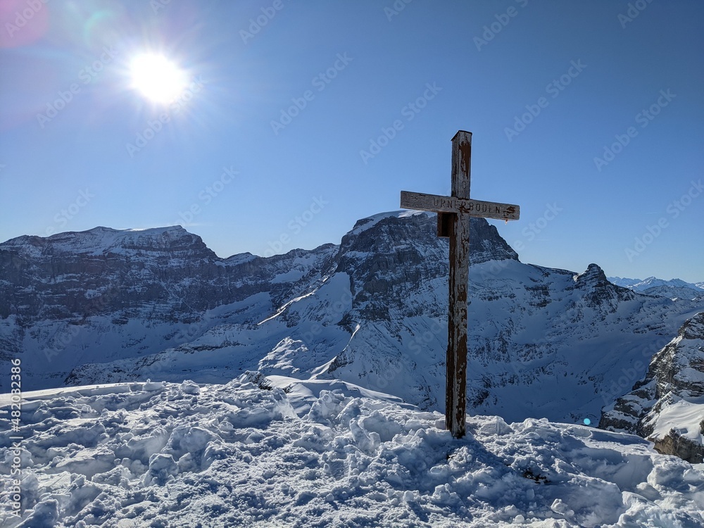 on the gemsfairenstock mountain above unerboden in the canton of uri.
Beautiful view of the snow-covered mountains with a cross on the summit on the gemsfairenstock mountain above unerboden in the canton of uri.
Beautiful view of the snow-covered mountains with a cross on the summit