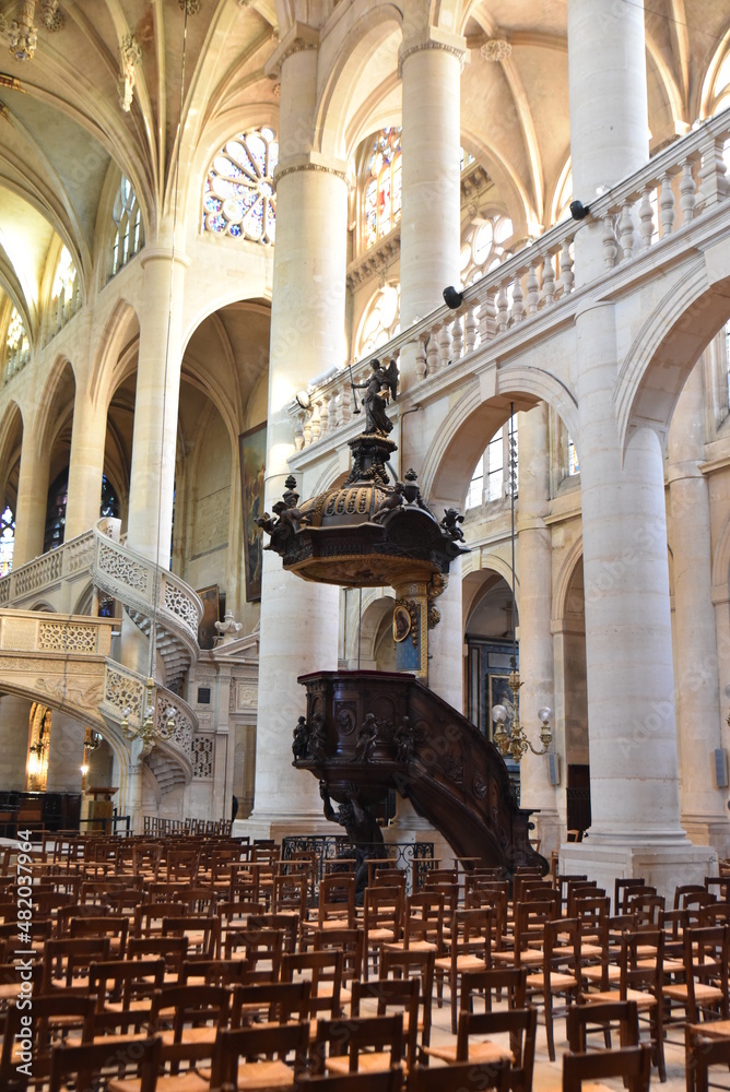 Fototapeta premium Chaire et chaises de l'église Saint-Etienne-du-Mont à Paris, France