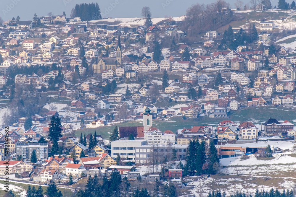 Die Dörfer Wald und Rehetobel mit ihren Kirchen auf Hügel in Appenzell Ausserrhoden.