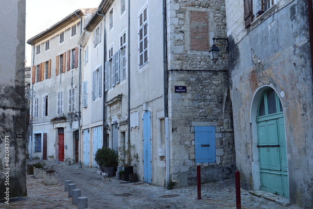 Vieille rue pavée typique, village de Viviers, département de l'Ardèche, France