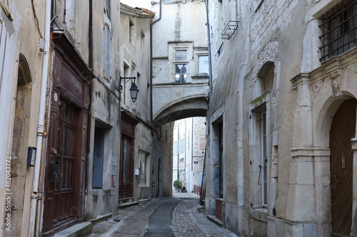 Vieille rue pavée typique, village de Viviers, département de l'Ardèche, France