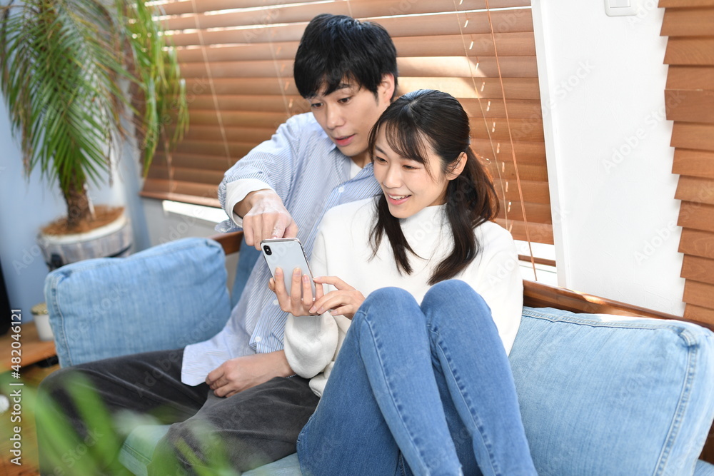 室内でソファーに座りながらスマートフォンを見るカップル(恋人・夫婦)
室内でソファーに座りながらスマートフォンを見るカップル(恋人・夫婦) 室内でソファーに座りながらスマートフォンを見るカップル(恋人・夫婦)
室内でソファーに座りながらスマートフォンを見るカップル(恋人・夫婦)