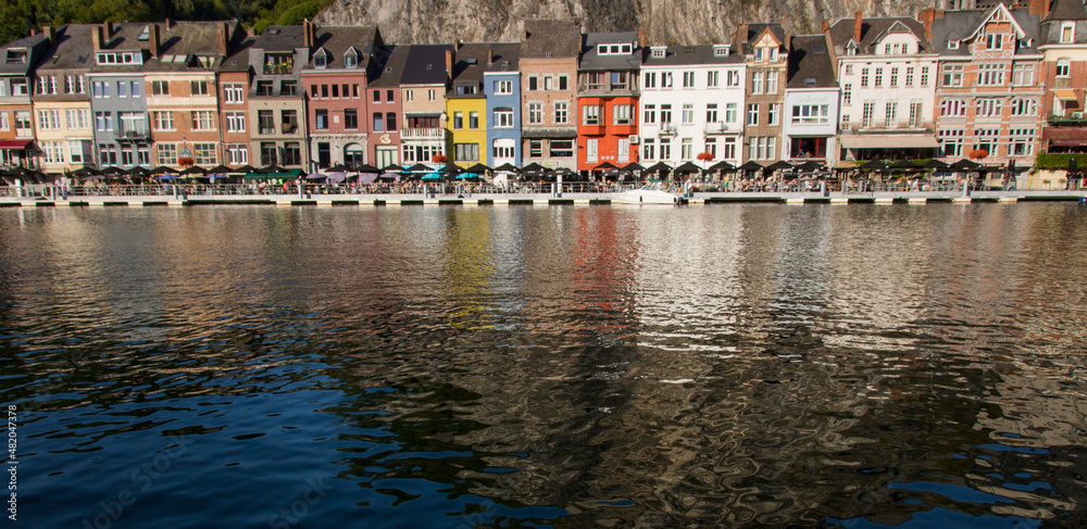 façades de maisons colorées se reflétant dans la Meuse à Dinant en Belgique
