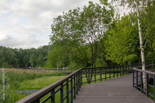 Obraz na płótnie Park on the outskirts of Moscow in the Kapotnya district. Public space for local residents to relax w salonie