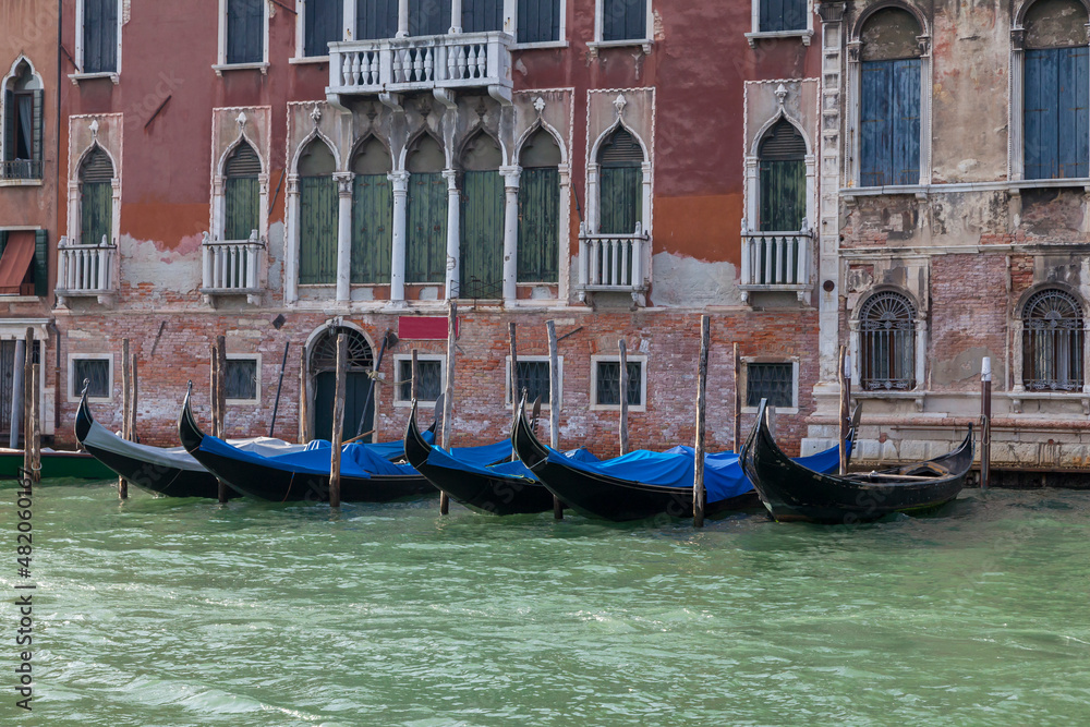 Gondeln ankern vor altem Palast,  Canal Grande, Venedig