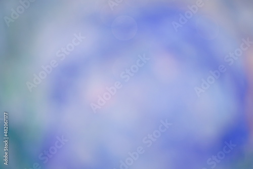Farbenfrohes Bokeh mit weichen Verläufen von Farben, Nuancen von Licht und Schatten als Hintergrund Textur mit blau photo