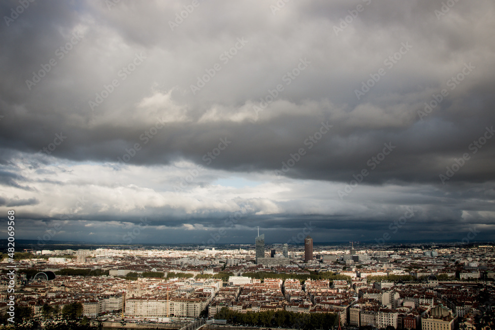 Ville de Lyon sous une météo pluvieuse et nuageuse