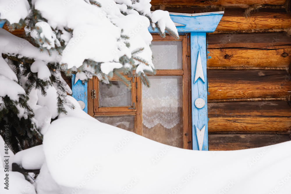 Obraz premium Wooden house and trees in the village (forest) covered with snow.