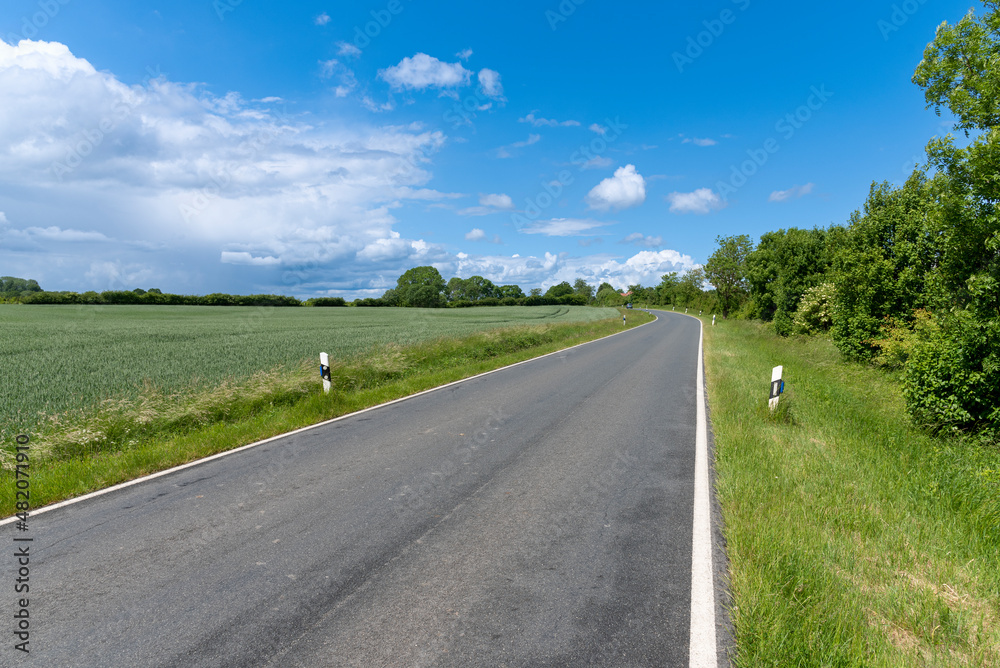 Landstraße im Frühling Landstraße im Frühling
