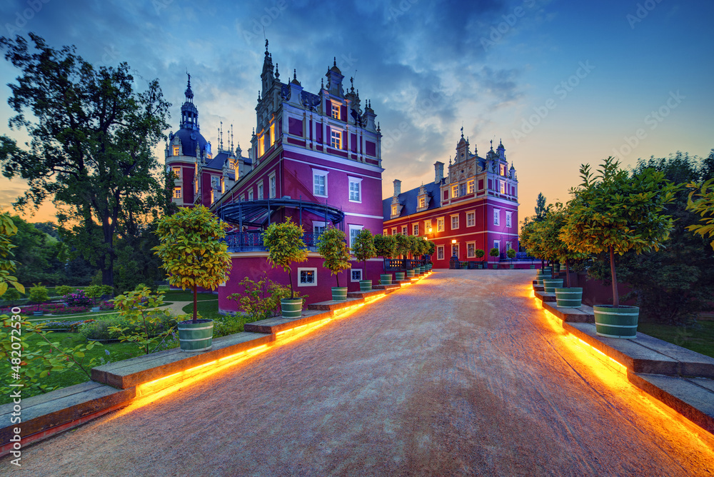 Bad Muskau pałac zamek nocą Park Mużakowski Niemcy, Sakosnia