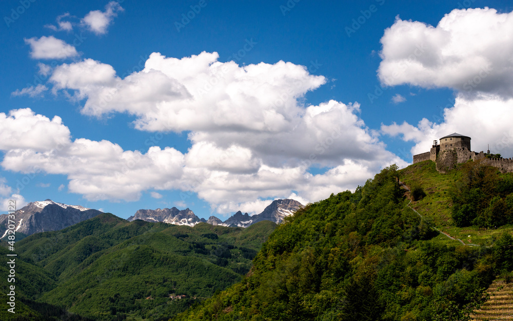 Naklejka premium mountains and clouds