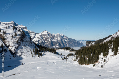 Schneeschuhtour zur Leglerhütte  Aussicht auf den gefrohrenen Garichti Stausee © Madeleine
