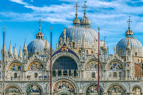 Fototapeta Prächtige Kuppeln mit den fünf bogenförmigen Portalen des Markusdoms in Venedig