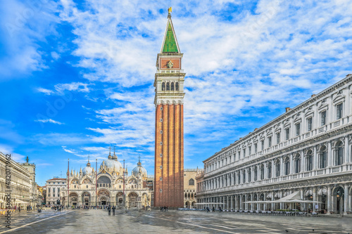 Obraz na plátně Markusplatz mit dem Markusdom und dem Markusturm in Venedig in Italien