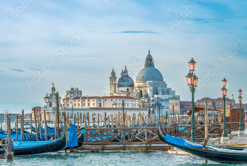 Blick vom Riva degli Schiavoni mit Gondeln auf die Kirche Santa Maria della Salute in Venedig in Italien