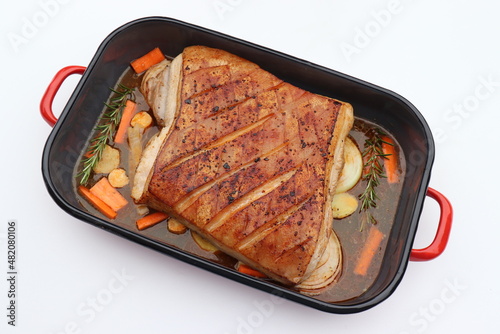 Krustenbraten. Schweinebraten. Schweinebauch mit Kruste.