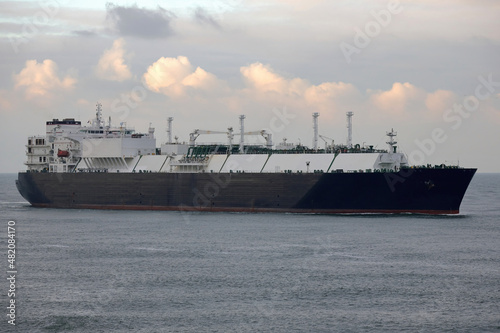Ein LNG Tanker erreicht abends den Hafen