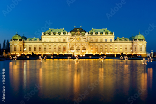 Foto Schloss Belvedere in Wien, Österreich, in der Adventzeit in der Abenddämmerung