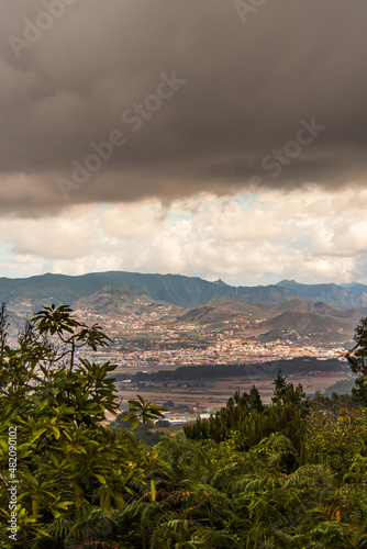 Paisaje con árboles, montañas y nubes en la isla de Tenerife © CarlosHerreros