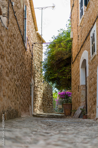 Fototapeta Naklejka Na Ścianę i Meble -  Romantic and cosy streets and views in the picturesque small town Fornalutx, Majorca, Spain