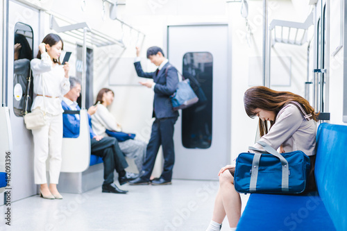 電車内で腹痛に苦しむ女子高生