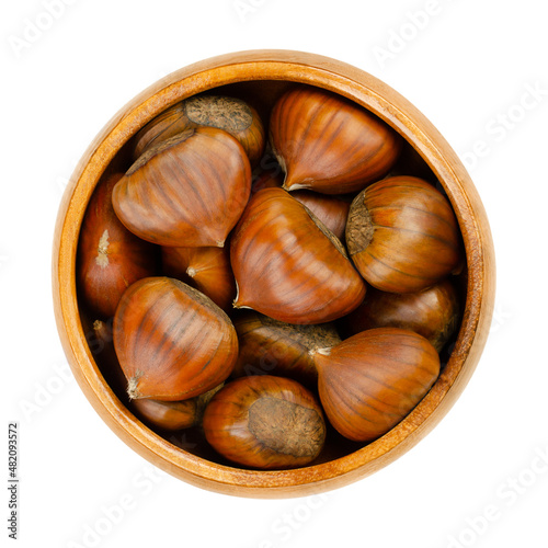 Bild auf Leinwand Unshelled chestnuts, in a wooden bowl