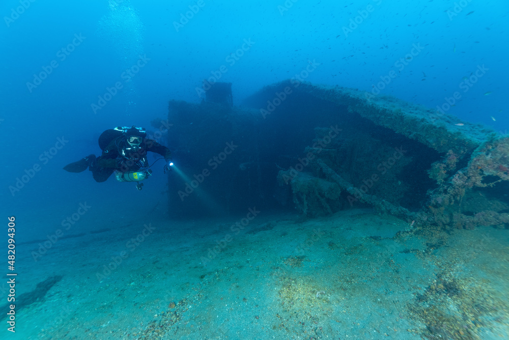 Diver con relitto di nave affondata durante la seconda guerra mondiale, nei pressi di Cagliari Diver con relitto di nave affondata durante la seconda guerra mondiale, nei pressi di Cagliari