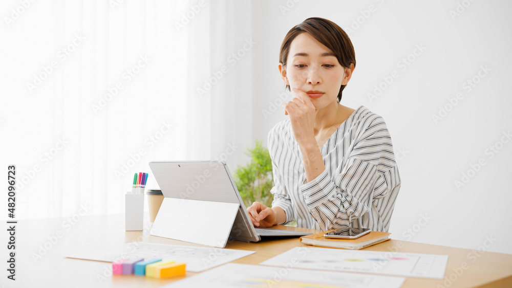 テレワークをする若い女性 テレワークをする若い女性