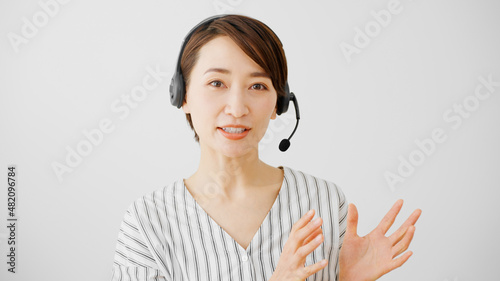 オンライン会議をする若いビジネスウーマン photo