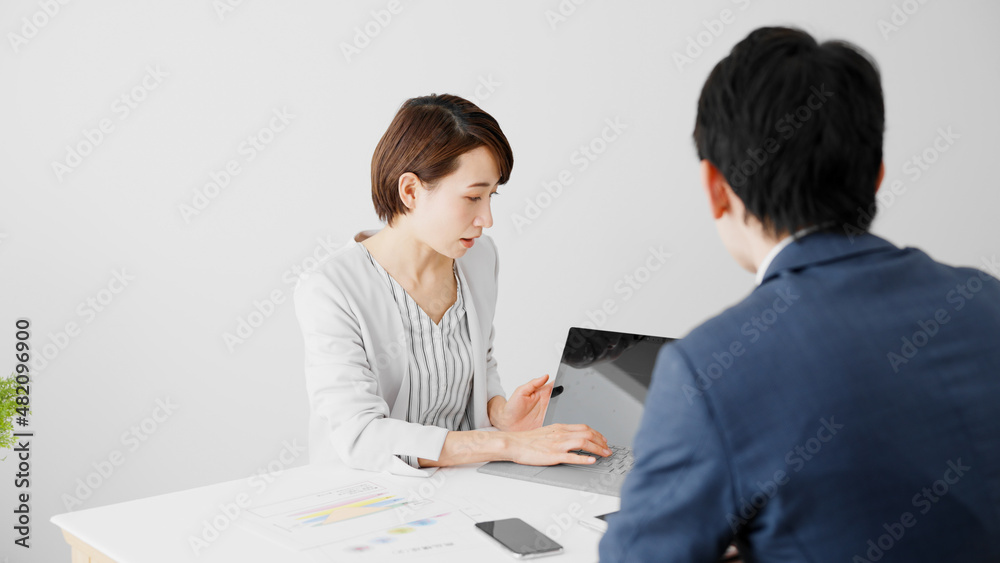 ミーティングをするビジネスマンとビジネスウーマン	