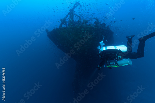 Poppa di un relitto di una nave affondata nella seconda guerra mondiale vicino a Cagliari, con subacqueo