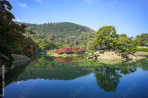 青空バックに見る日本庭園の紅葉情景＠栗林公園、香川