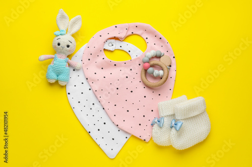 Εκτύπωση καμβά Flat lay composition with drool baby bibs and accessories on yellow background