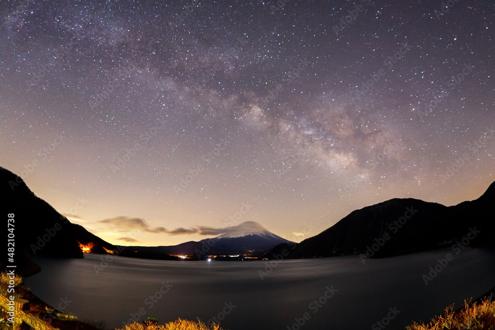 本栖湖から見る富士山の上に輝く星と天の川 本栖湖から見る富士山の上に輝く星と天の川