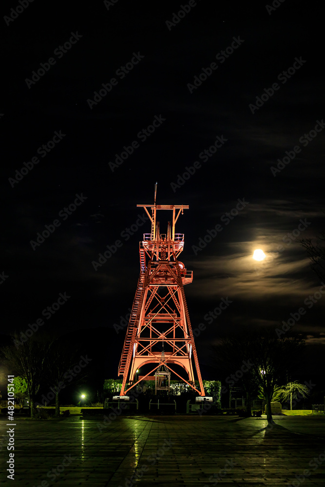 ライトアップされた竪坑櫓と月　田川市石炭記念公園　福岡県田川市　Illuminated shaft turret and moon. Fukuoka-ken Tagawa city