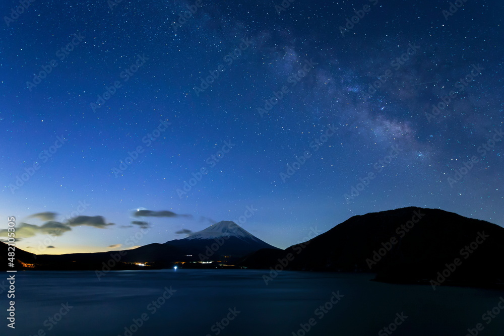 本栖湖から見る富士山に星と天の川が淡く光る