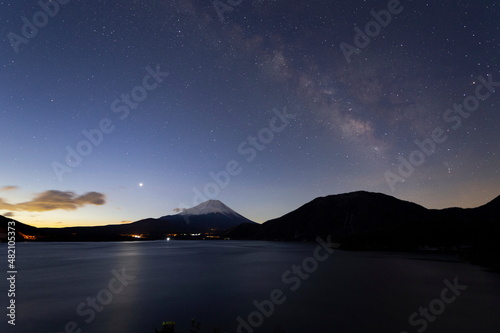 本栖湖から見る富士山に天の川と明けの明星が輝く