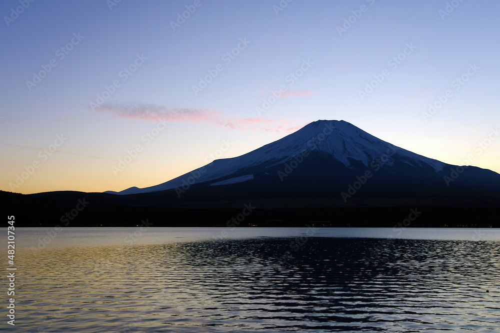 世界遺産　富士山を山中湖近くより１月の寒い時期に望む　