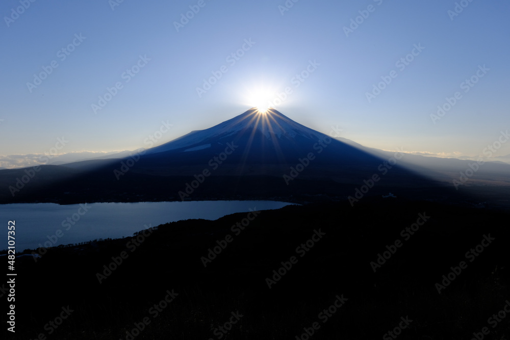 世界遺産　富士山を山中湖近くの大平山より望む　１月のダイヤモンド富士