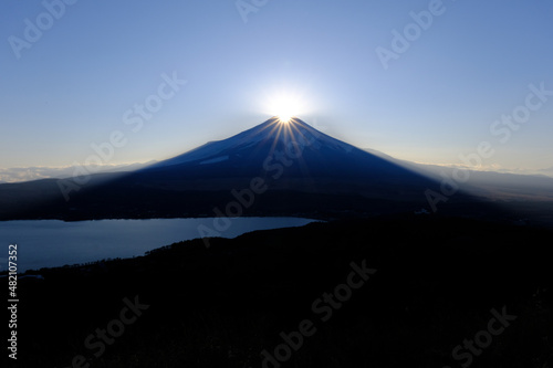 世界遺産 富士山を山中湖近くの大平山より望む １月のダイヤモンド富士