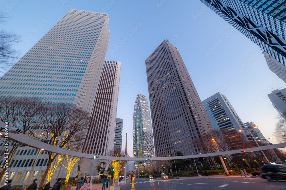 Fototapeta premium 東京都新宿区西新宿の夕方の都市景観