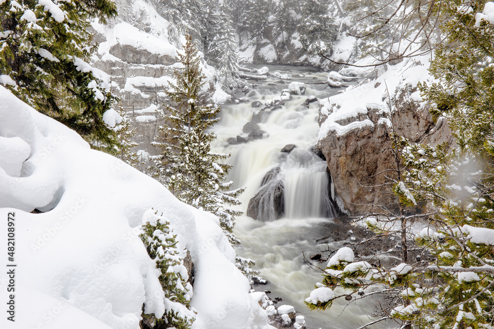 Obraz premium Firehole Falls on the Firehole River in Yellowstone National Park during the winter