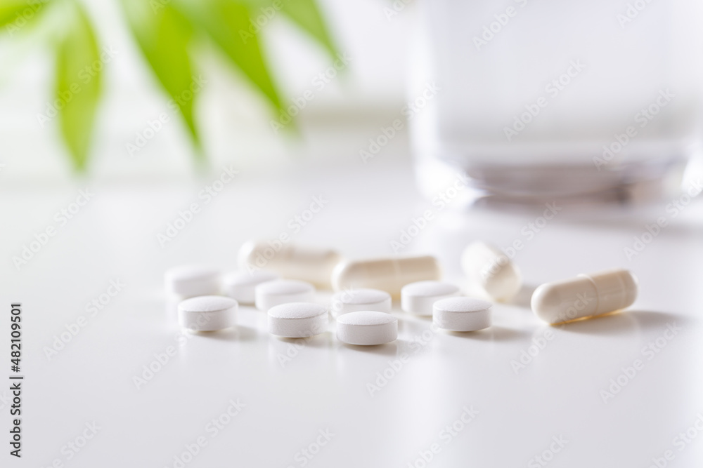 白背景に白い錠剤とカプセル薬 白背景に白い錠剤とカプセル薬