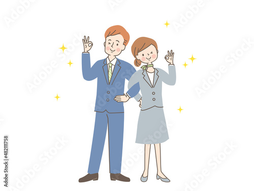 腕を組んでOKサインする男女のカップル