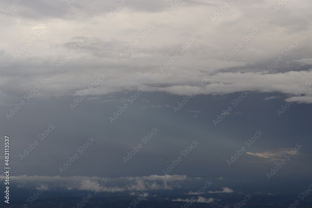 Obraz premium Photo taken from the top of Phu Thap Boek, Thailand. Cloud and mist are seen, the light shines through, giving a feeling of coolness and relaxation. Ideas for vacation travel and wallpaper images.
