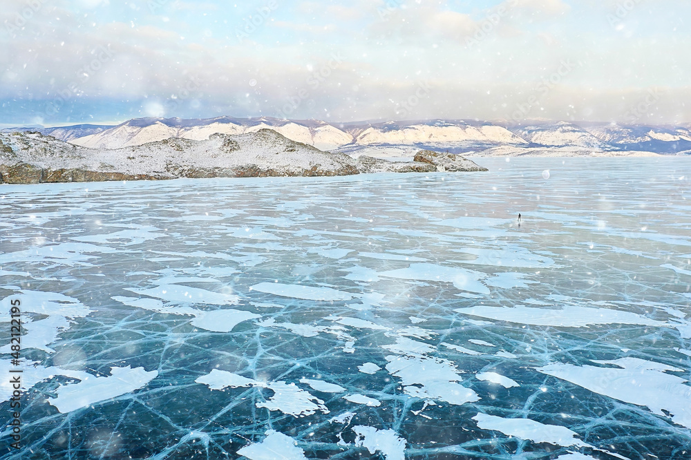 Obraz premium texture ice top view cracks transparent abstract background winter