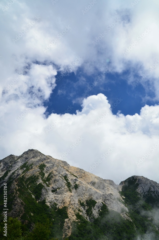 山頂に湧き立つ雲