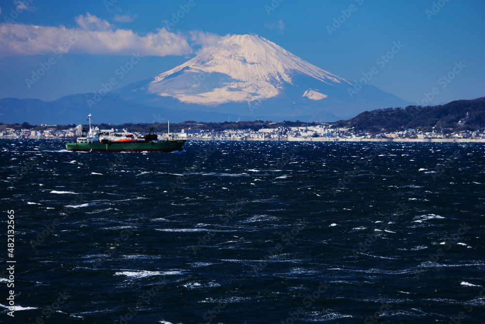 南房総の冬　金谷港からの三浦半島越しの富士山